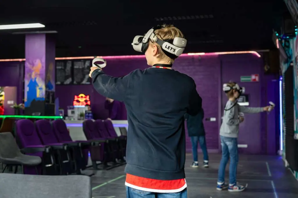 Groep mensen die kijken naar VR