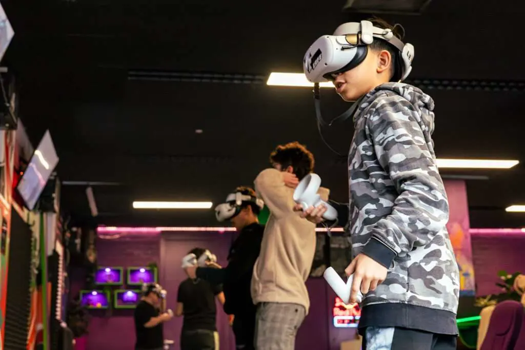 Groep mensen die kijken naar VR